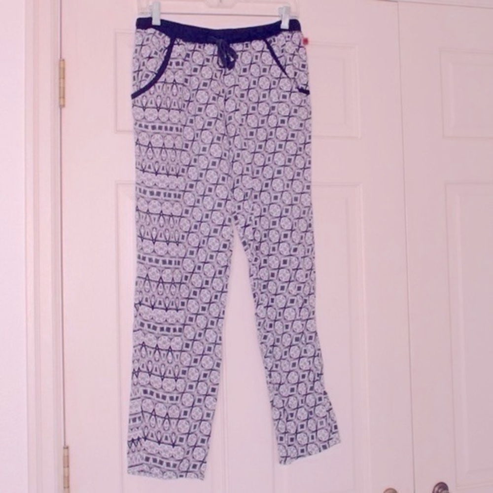 Josie pajamas size Medium pj black bottoms